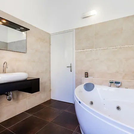 Pine And Lime Apartamento Pula