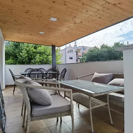 Pine And Lime Apartment Pula